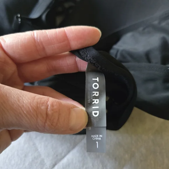 Torrid Black Wireless XO Triangle Swim Top Size 1 NWT - Picture 8 of 9